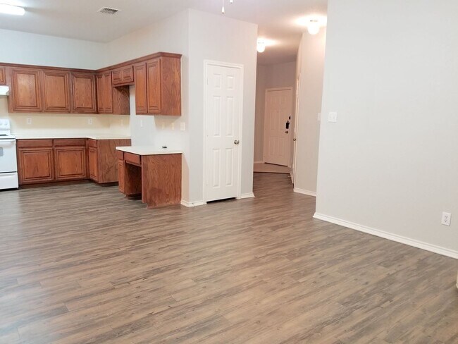 Building Photo - Spacious Rental Home!
