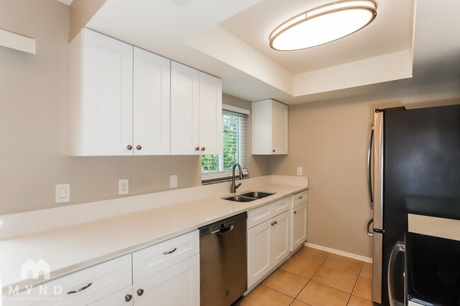 Building Photo - 305 Silver Hill Dr