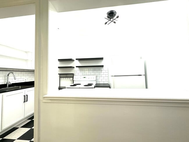 Building Photo - 1108 S Detroit Ave Michael