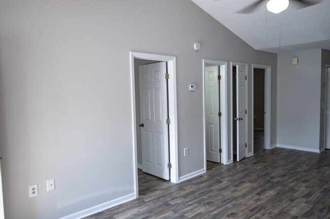 Foto del edificio - 140 Lanier Dr