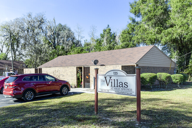 Building Photo - The Villas at High Springs