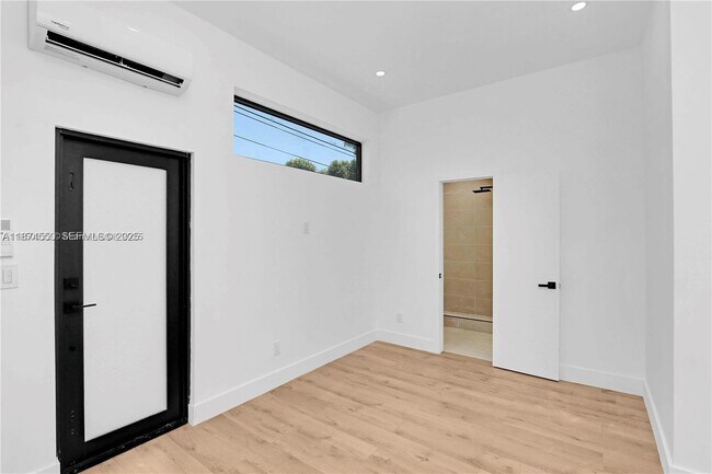 Foto del edificio - 7801 Byron Ave