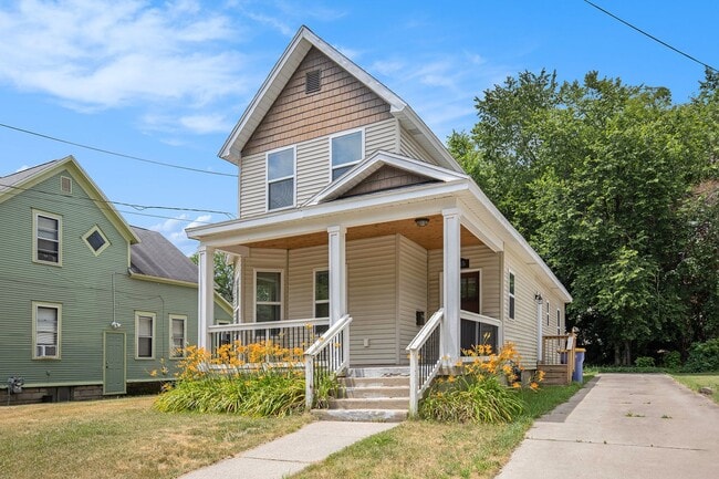 Building Photo - 4 Bedroom, 2 Bath Home near Uptown GR! Ava...