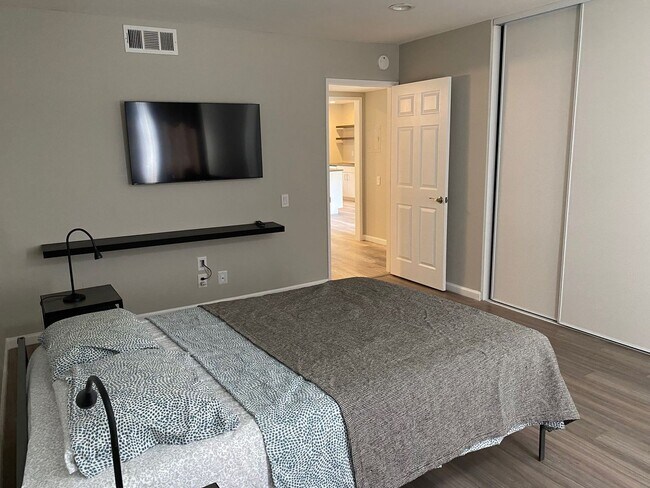 Foto del edificio - PICTURE PERFECT ONE BEDROOM , ONE BATH CONDO. GREAT MV LOCATION