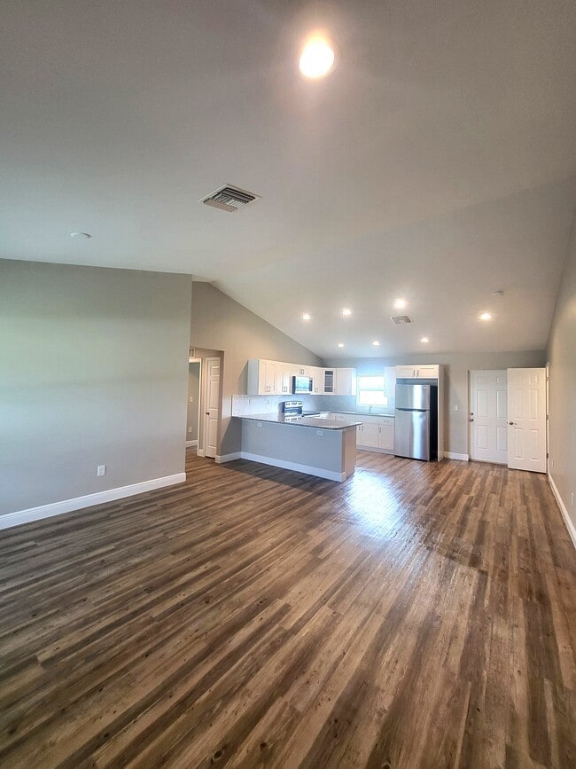 Building Photo - 5012 Dolphin Ct