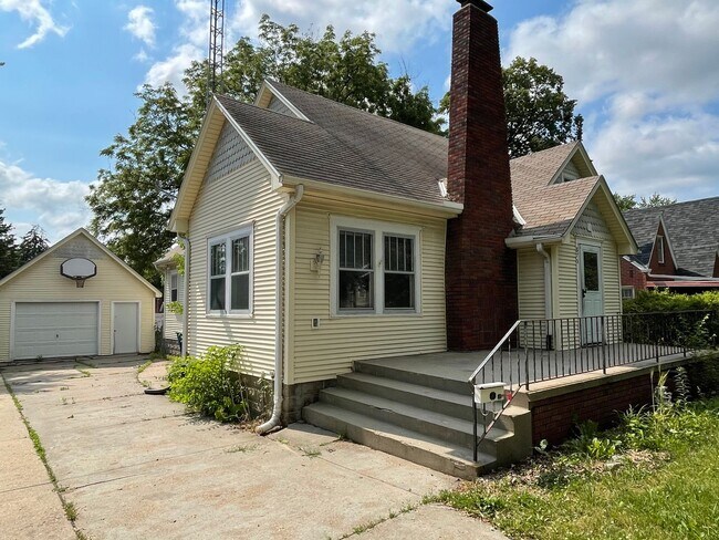 Foto del edificio - Adorable Vintage Home with Tons of Charact...