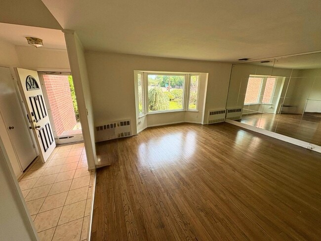Building Photo - 310 S Oyster Bay Rd