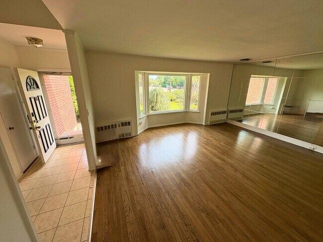 Foto del edificio - 310 S Oyster Bay Rd