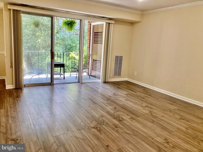 Building Photo - 3931 Lyndhurst Dr