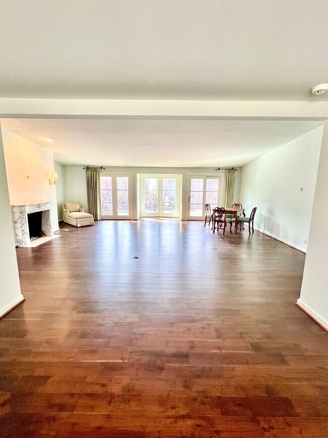 Foto del edificio - Rare rental opportunity in gated Garden Park!