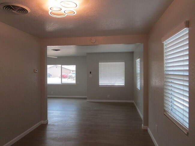 Building Photo - Please Contact Vaughn Realty to set up an ...