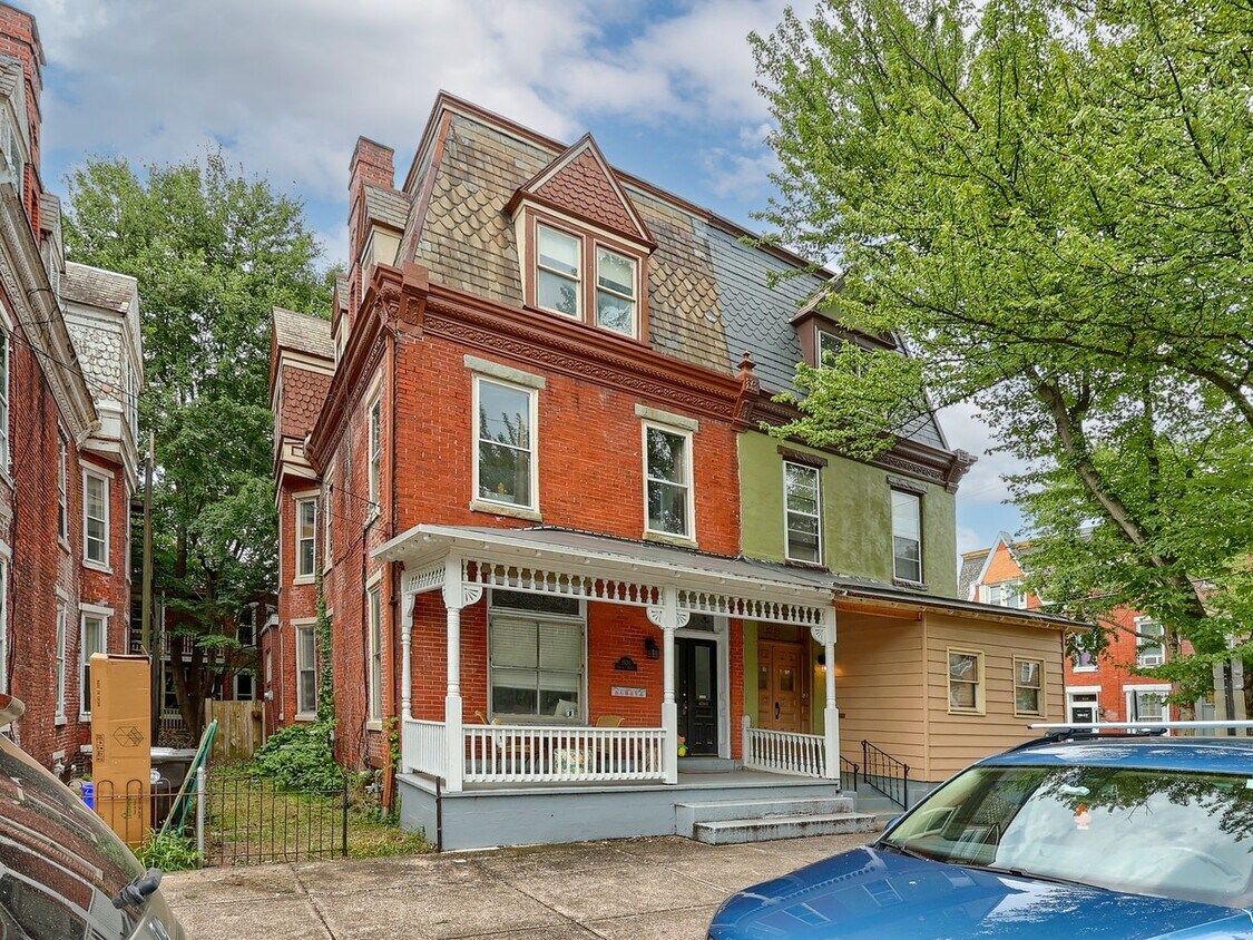 Foto principal - Large Updated 4 BR Home!