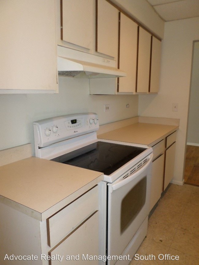 Building Photo - 3 br, 1.5 bath House - 1043 Lioncrest Dr.