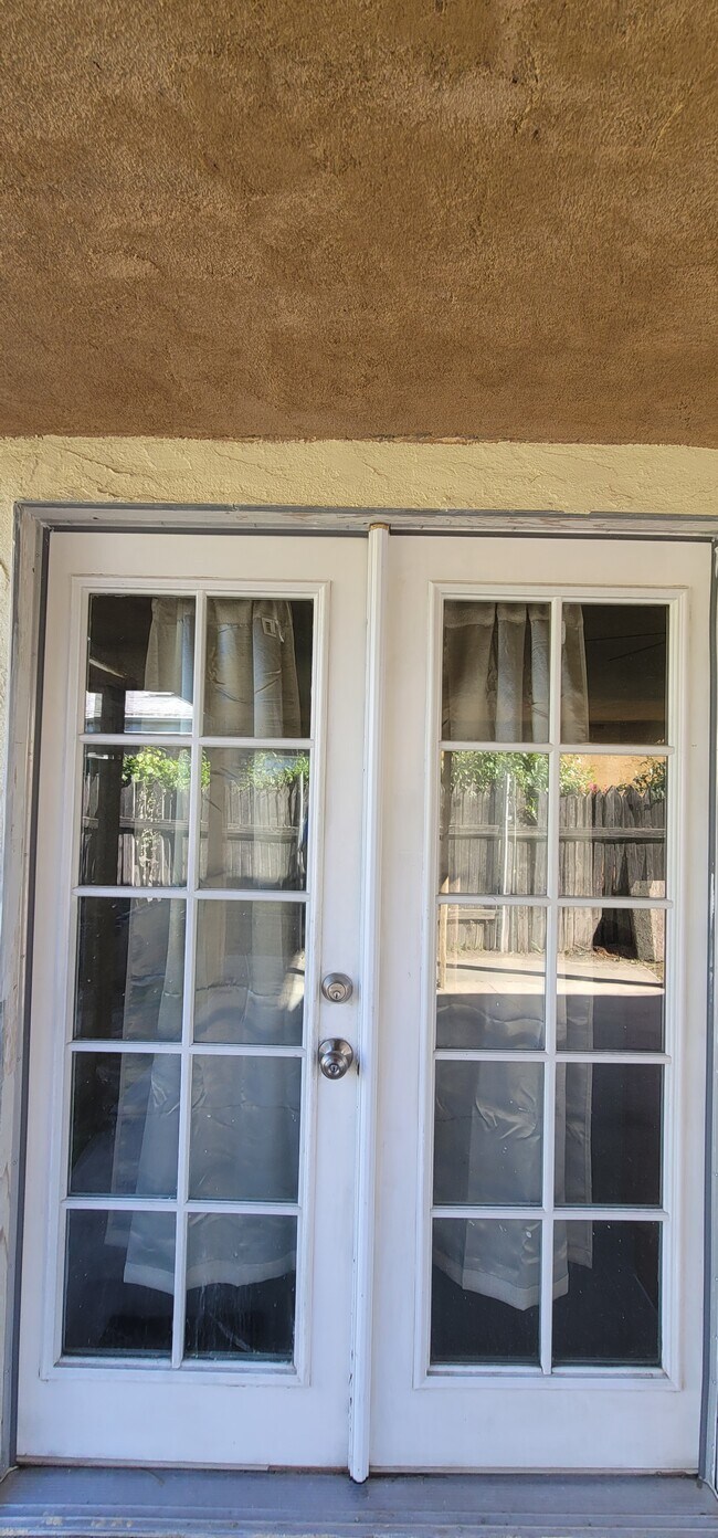 Puertas traseras - 2176 E Amanda St