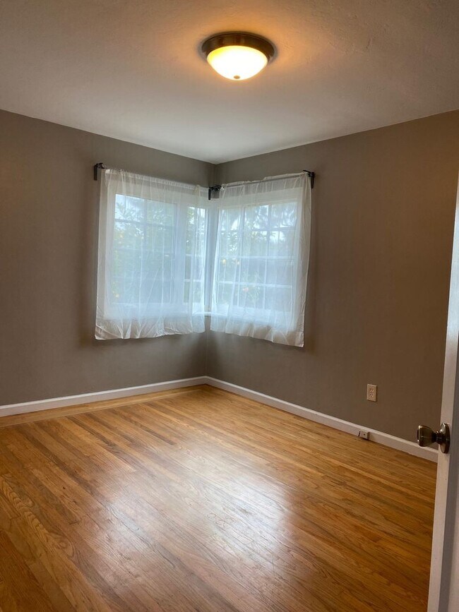 Building Photo - 961 High Street - 30% Rental Fee