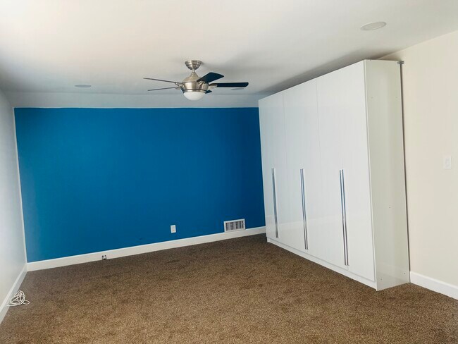 Building Photo - 1666 W Chanticleer Rd