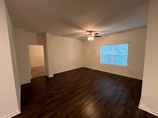 Foto del edificio - Move in Ready: 4 bedroom- 2 bath Beauty! Appliances Included
