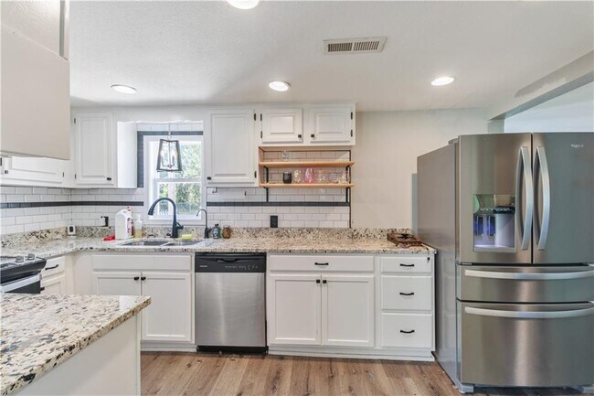 Foto del edificio - 2182 Shumate Ln