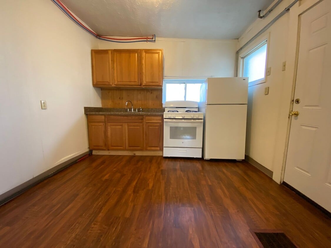 Primary Photo - One Bedroom in Oakland! Great Location & H...