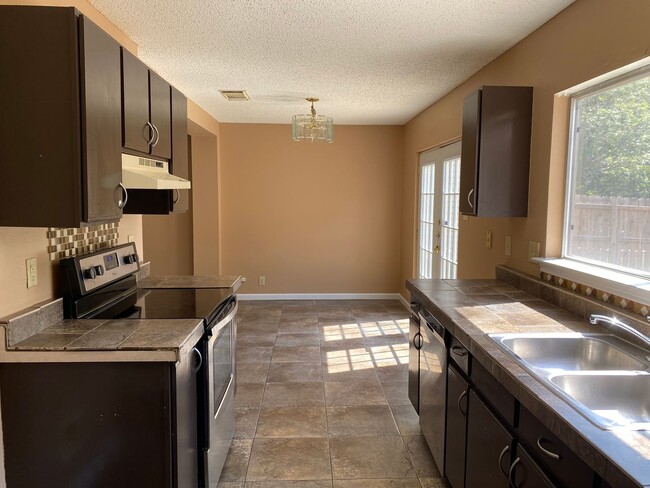 Building Photo - 3 bed 2 bath home in Candlewood Park