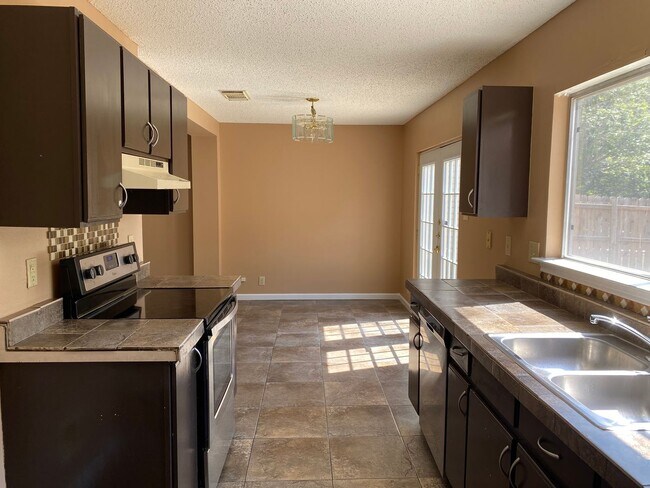 Foto del edificio - 3 bed 2 bath home in Candlewood Park