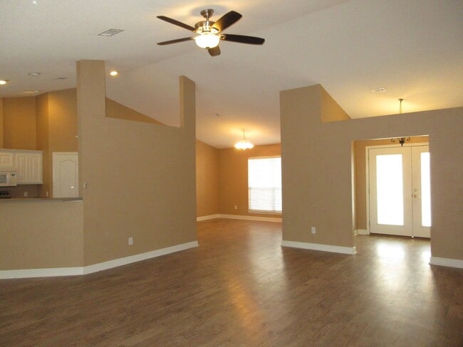 Building Photo - Nice Home Close to Pensacola NAS