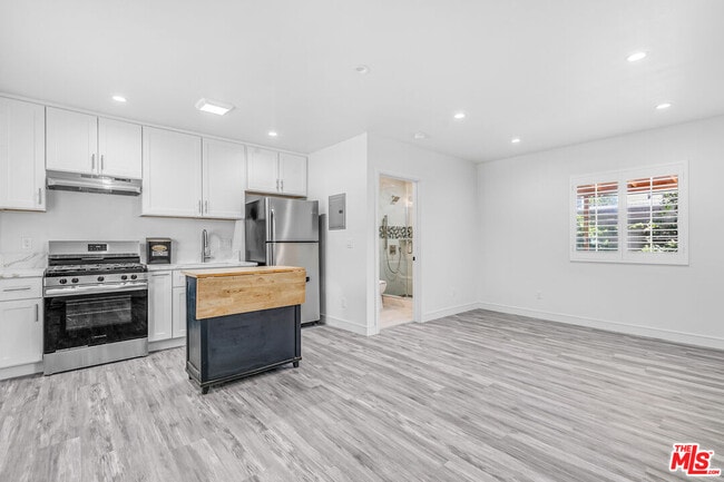 Building Photo - 10250 Stagg St