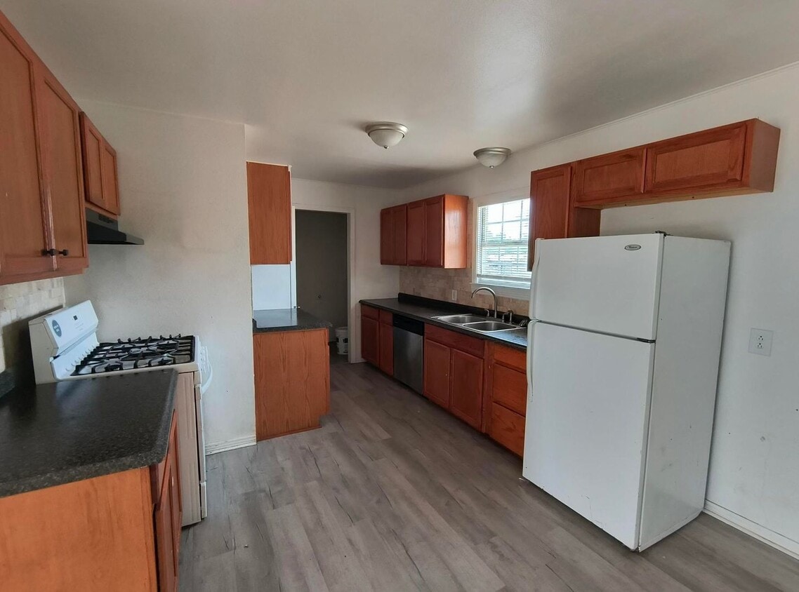 Primary Photo - Lovely 2 bedroom, 1 bath home with large b...