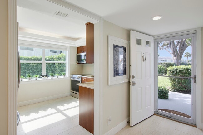 Foto del edificio - 60 Yacht Club Dr