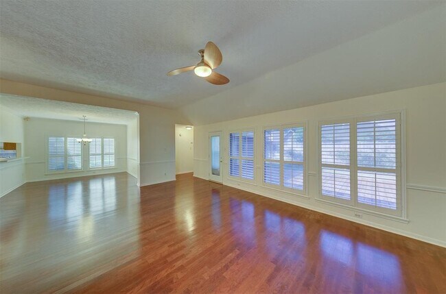 Foto del edificio - 14330 Little Willow Walk