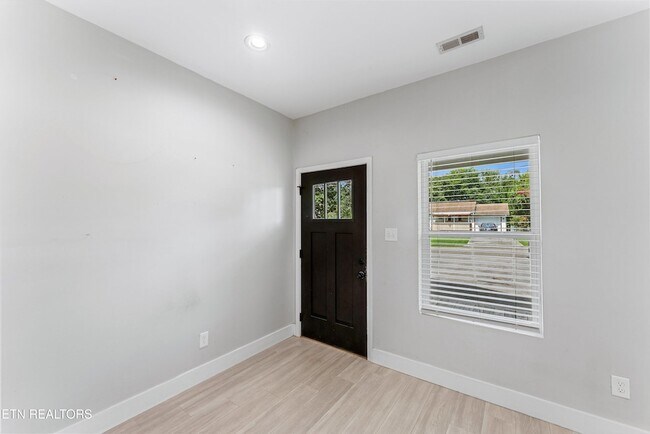 Building Photo - 5004 Knoxwood Dr