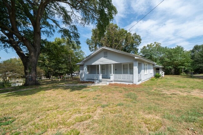 Building Photo - Charming Corner-Lot Home in Bessemer – So ...