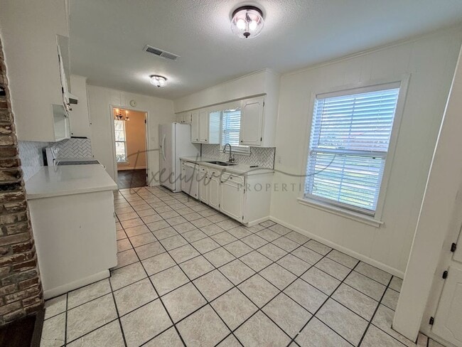 Foto del edificio - Great 3-Bedroom Family Home with Garage & Fenced Backyard