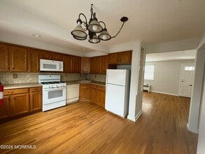 Building Photo - 75 Manor Dr