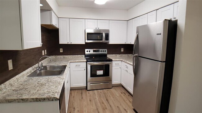 Building Photo - 916 Hilltop Dr