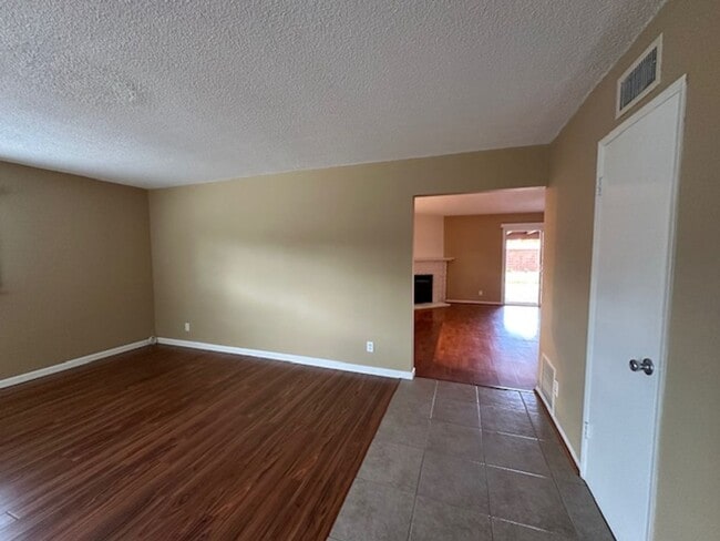 Foto del edificio - Stunning 5 bedroom tree lined cul-de-sac street in West Hills