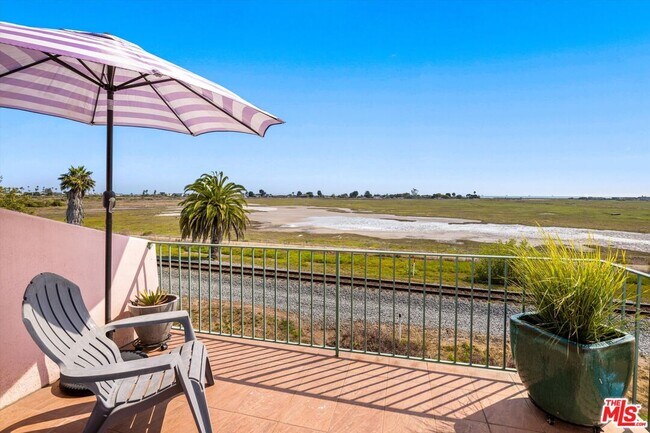 Foto del edificio - 4297 Carpinteria Ave