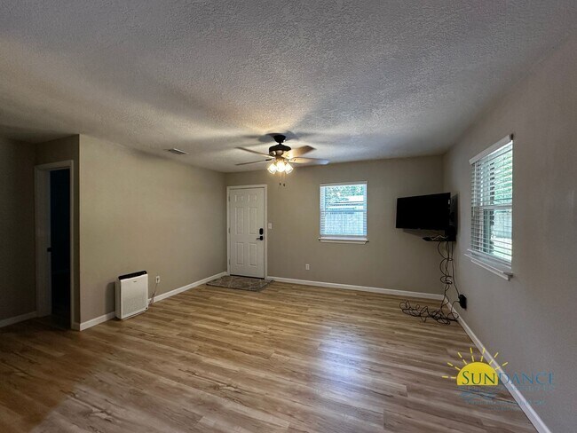 Building Photo - Renovated 2-Bedroom Home in Prime Fort Wal...