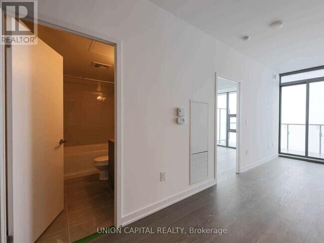 Photo du bâtiment - 11 Wellesley St W