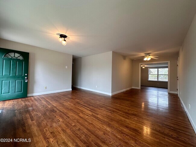 Building Photo - 807 Edgewood Dr