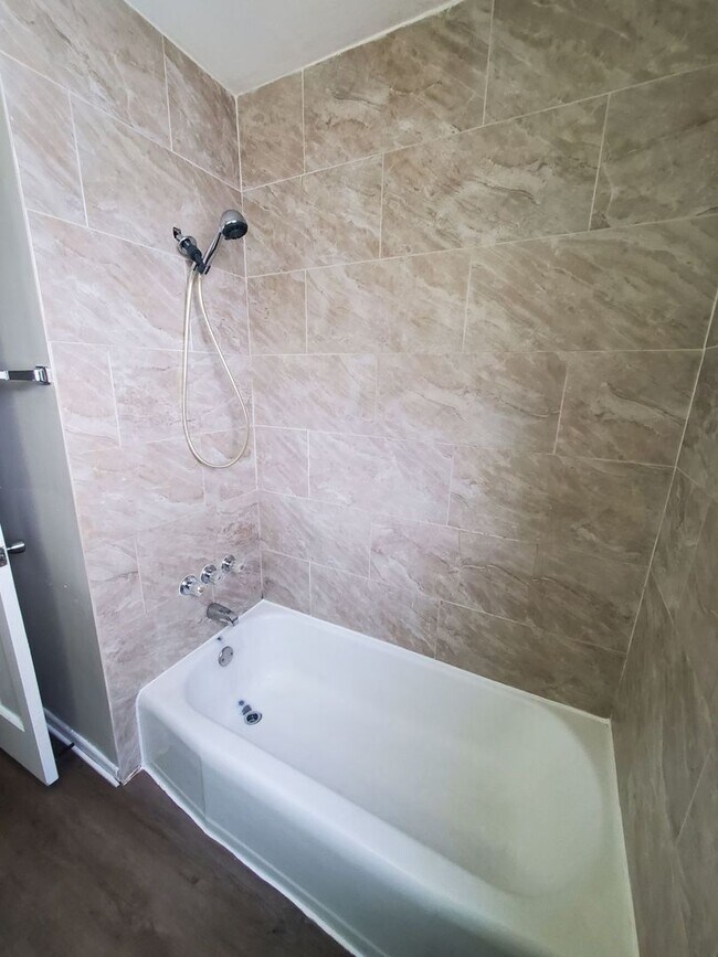 Foto del edificio - 5822-5824 N 93rd St. (Duplex)