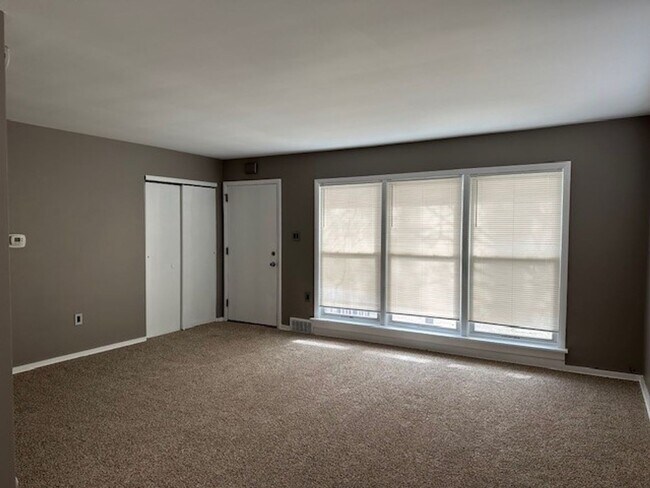 Building Photo - Welcome to this charming 3-bedroom, 1.5-ba...