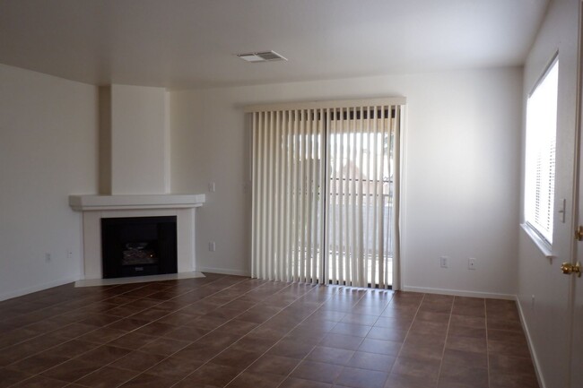 Foto del edificio - Two Bedroom Upstairs Condo Located in Hend...