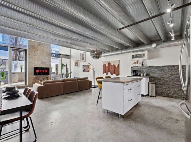 Building Photo - 10303-10107 107 St NW