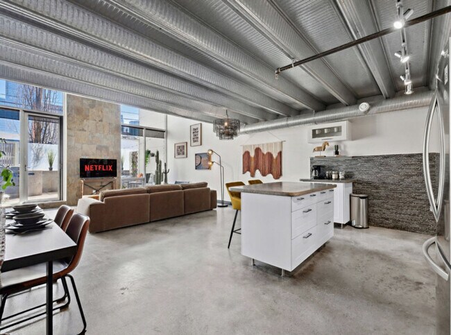 Photo du bâtiment - 10303-10107 107 St NW