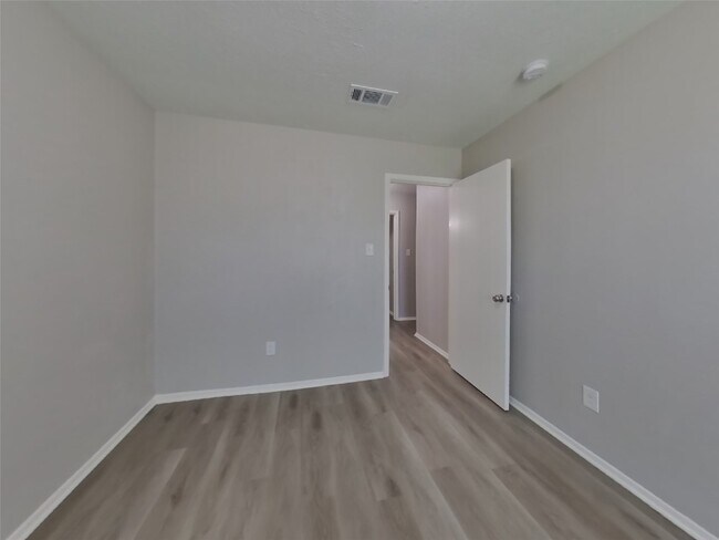 Foto del edificio - 17002 Tibet Rd