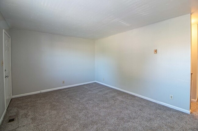 Building Photo - 811-D Golfview Place