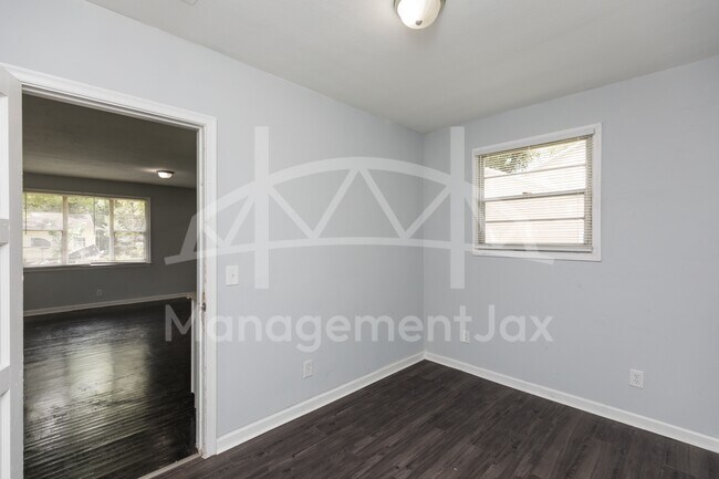 Foto del edificio - 2325 Westbrook Cir N