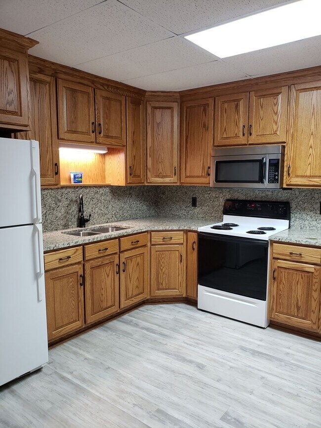 Building Photo - 15475 Oak Rd