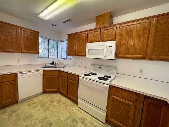 Foto del edificio - 4940 Summit Cir